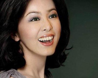 成龙追她8年又甩了她, 她死守患癌男友26年, 63岁仍单身