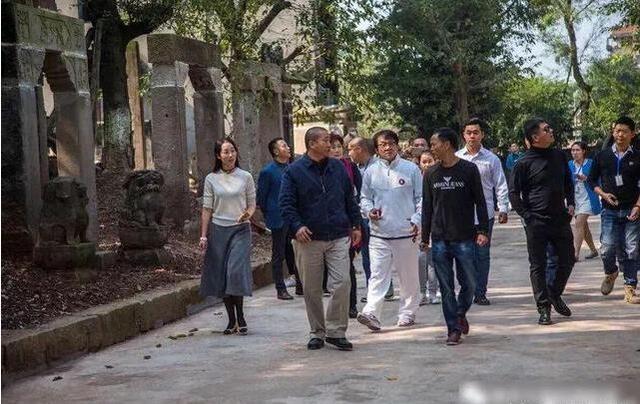 成龙带一群人飞重庆拜访一家博物馆 打开门的瞬间被“惊艳”到了