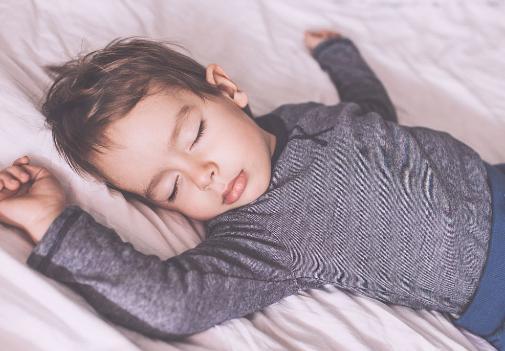 5岁分房睡, 3岁戒纸尿裤? 不靠谱的“标准”爸妈犯了几个