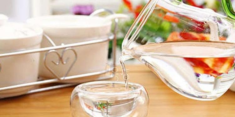 擦玻璃真“费劲”, 邻居阿姨给支招, 水里兑点它, 干净效果好!