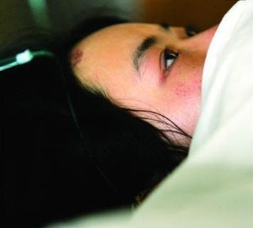 女大学生“大姨妈”一个月, 查出宫颈癌后和父母怒喊: 他是爱我的!