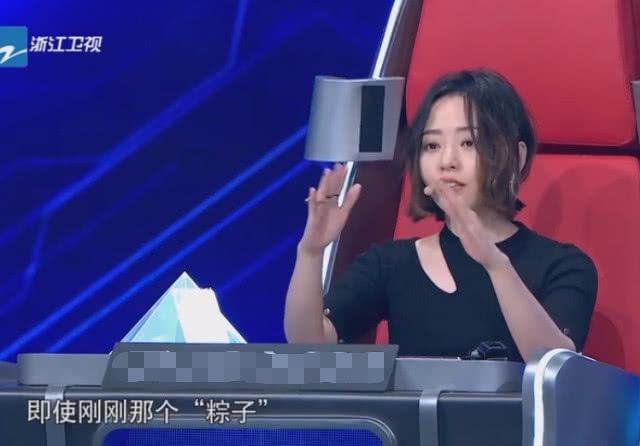 《梦想的声音》张靓颖说错话, 华少及时提醒, 她立刻捂脸道歉!