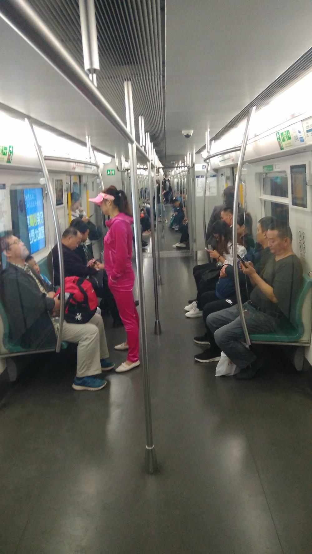 4号线也很空，还有座位，你还不