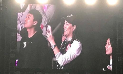 李嘉欣现身周杰伦演唱会 任达华变粉丝: 我小时候就听你唱歌