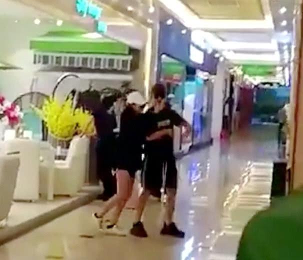 张馨予整个人靠何捷身上, 还当众捏丈夫的脸, 衣着严实疑怀孕