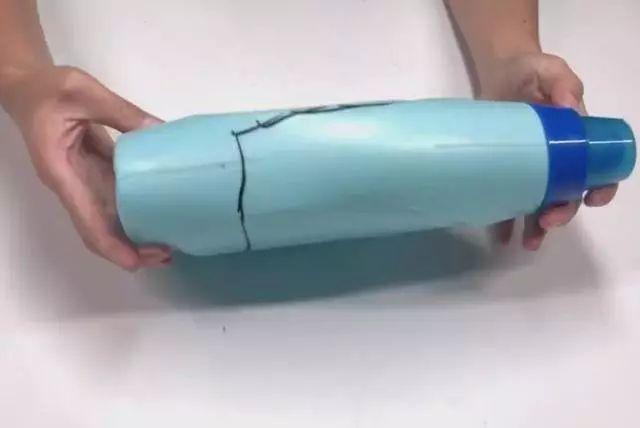 不起眼的洗衣液桶, 这样一处理, 秒变手机充电神器!