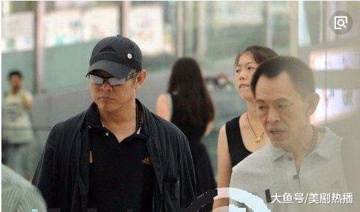 李连杰月薪10万请亲哥当私人助理, 网友: 这么低, 你哥还住平房呢