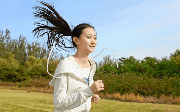 动不动就发火? 爱生气的人可以多吃这4种食物, 很多人还不知道