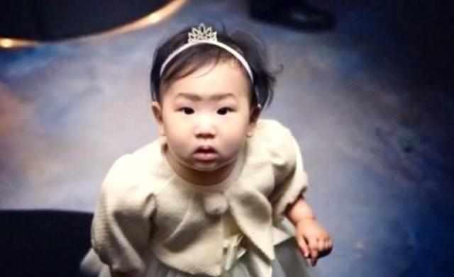 女大十八变: 金喜善9岁女儿近照曝光, 一出生就被群嘲长得丑, 现在她美得像换了张脸!