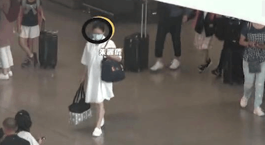 刘德华女儿正面照曝光, 和刘德华手牵手欢乐同游, 超甜蜜