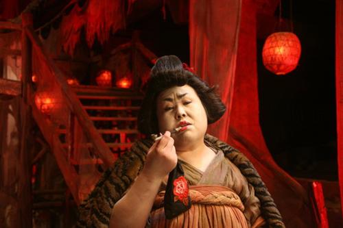 她曾是泥瓦工, 后成喜剧片黄金女配, 遭前男友骗财, 至今仍单身