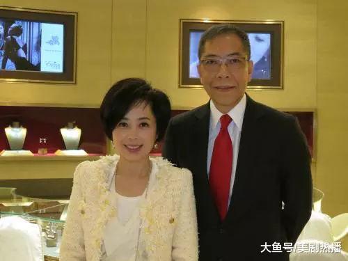 杨受成千金, 19岁与哥哥相恋, 靠打工替父还债还助其打造商业帝国