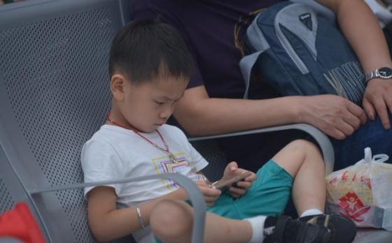 10岁男孩每天头晕, 查出颈椎病! 医生叹息: 都是贪玩手机惹得祸!