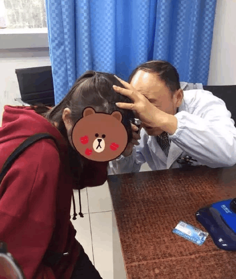 一网友陪闺蜜去医院看脱发