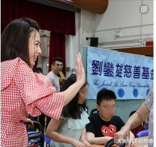 父亲酗酒母亲改嫁她却能逆天改命! 从小小娱记一跃成香港女首富!
