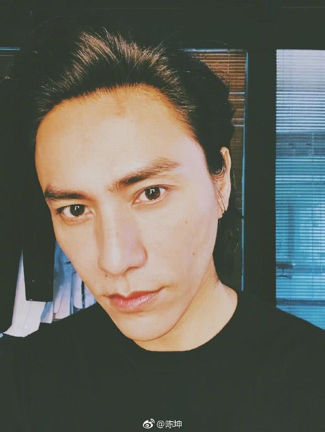 陈坤再晒儿子近照, 皮肤黝黑的陈尊佑五官虽然硬朗但不如爸爸精致