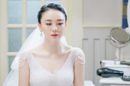 曾力挺李小璐的百变御姐吕佳容凌晨发割腕照片, 并发文怀念乔任梁