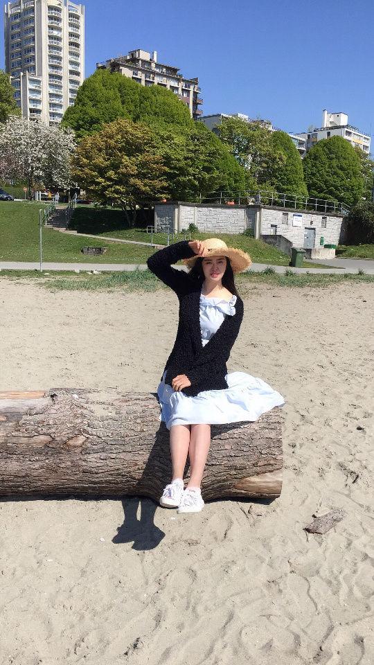 王祖贤晒近照为母亲庆生 穿白色连衣裙少女感十足