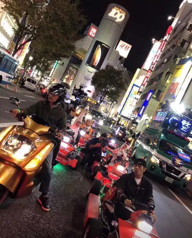 周杰伦扮成加藤现身万圣节, 被万人追着跑, 东京街头上演釜山行