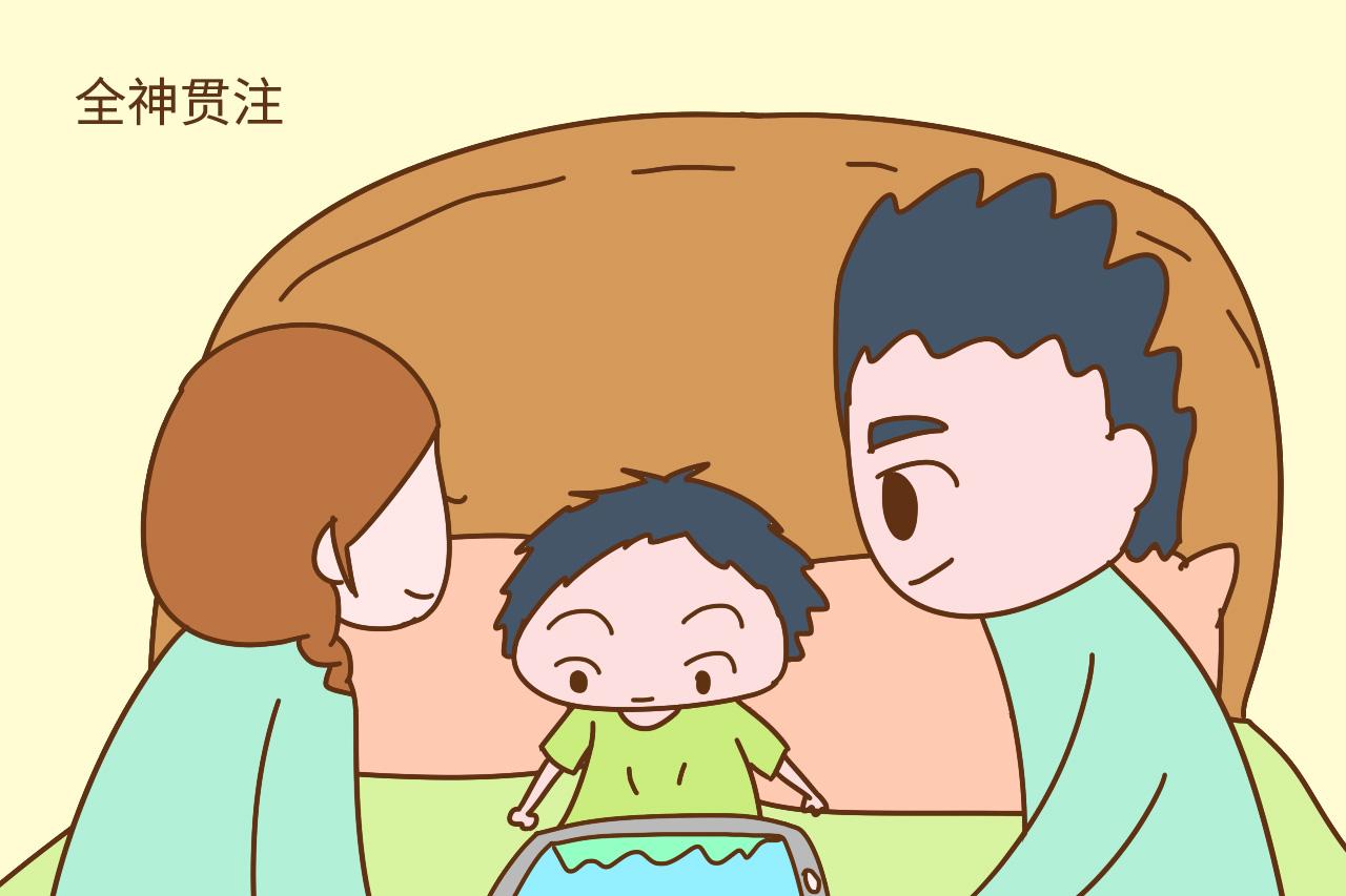 孩子晚上总是黏妈妈, 可能是缺乏安全感, 妈妈不能太大意