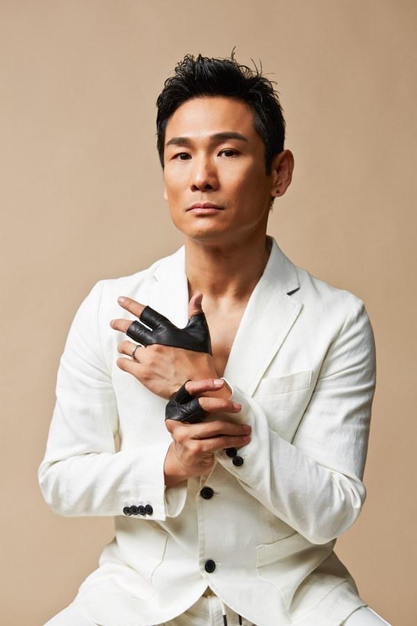 只穿内裤跳舞的骚气舞王, 曾因招妓传闻消失多年, 今娶小24岁娇妻