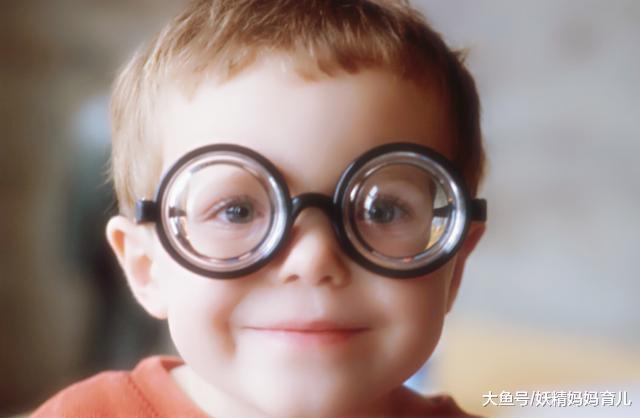 孩子经常有这些举动家长要留意了, 很可能是近视