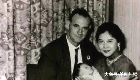 黄秋生刚找到亲生父亲, 而今又公开承认私生子, 为何获网友称赞?