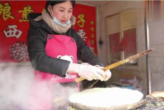 90后美女卖煎饼, 因颜值高被称为“煎饼西施”!