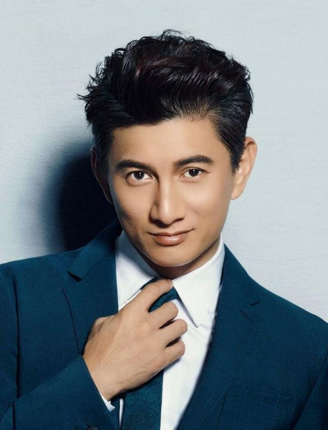 他是中国第一代男团小虎队的成员之一, 也是一名优秀的歌手和演员