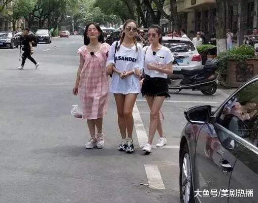 都是刚生完宝宝, 一同录制新节目的谢娜和颖儿差距有点大!