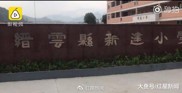 小学校名由11岁在校学生题写 校长: 校门题字一年一换 均由学生书写