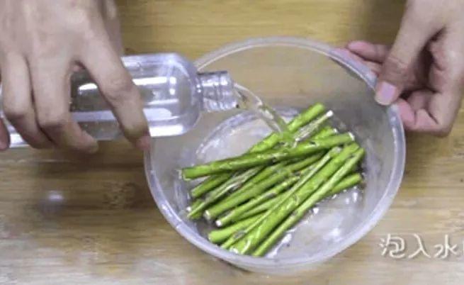 这些小东西沾上水, 秒变大补药, 花喝了蹭蹭冒新芽!
