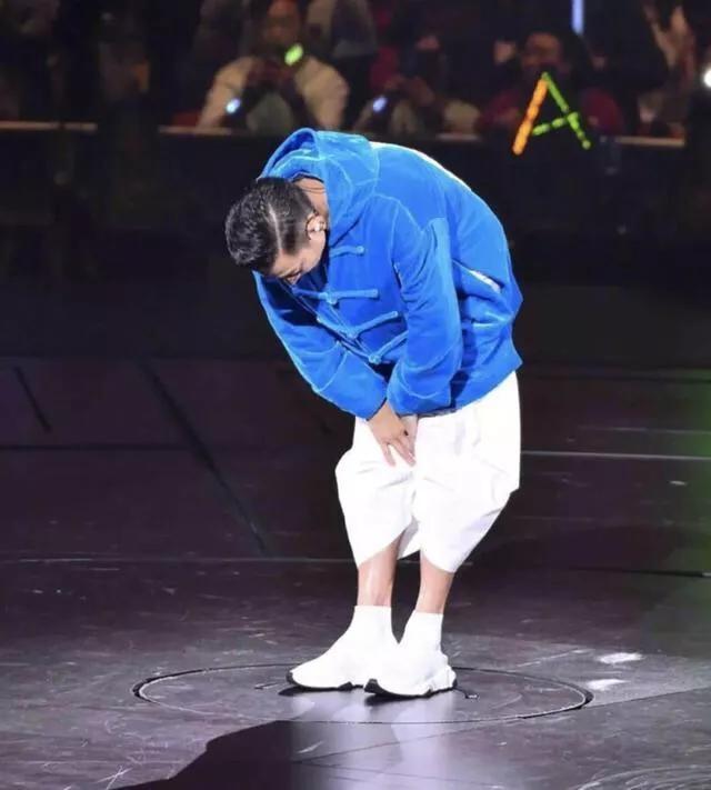 刘德华演唱会第14场, 因喉咙发炎选择停止, 57岁天王躹躬致歉!