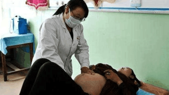 20岁孕妇产下双胞胎, 没钱出院, 一个电话却让三条人命没了