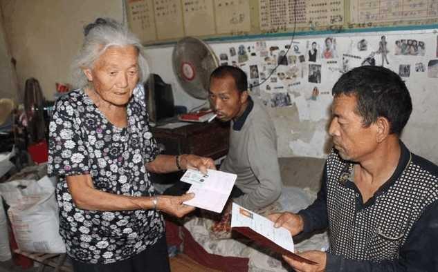 70岁大娘三个儿子却无人赡养 大娘流泪: 我养你小, 你怎不养我老