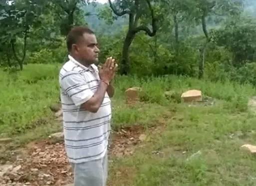 男子扛了个绿麻袋上山, 解开往地上一倒, 所有人都楞在了原地