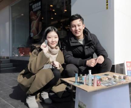 90后帅哥路边路边做了这样的事, 美女“蜂拥而至”, 网友: 把妹的好手段