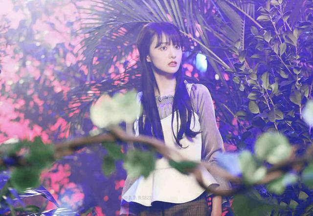 郑爽美出新高度, 仙女在草丛中看什么呢? 眼神在期待什么你懂吗?