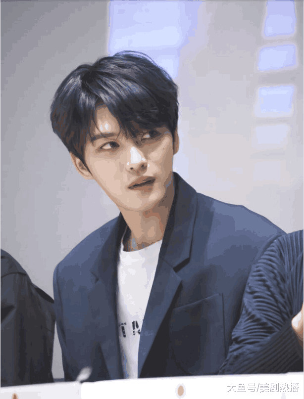 4岁被亲生父母抛弃, 17岁出道惹怒公司被封杀, 如今已成顶级偶像