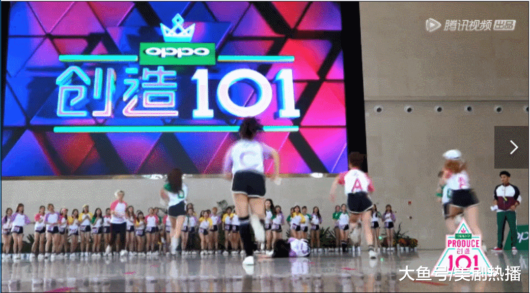 《创造101》队员摔倒, 队友视而不见, 黄子韬怒摔台本引深思!