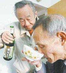 大爷误将防冻液当“饮料”喝, 不幸中毒身亡! 老伴哭说都是酒害的