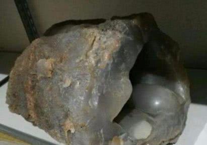 男子从山上捡回一块烂石头, 敲开后, 男子顿时发财!