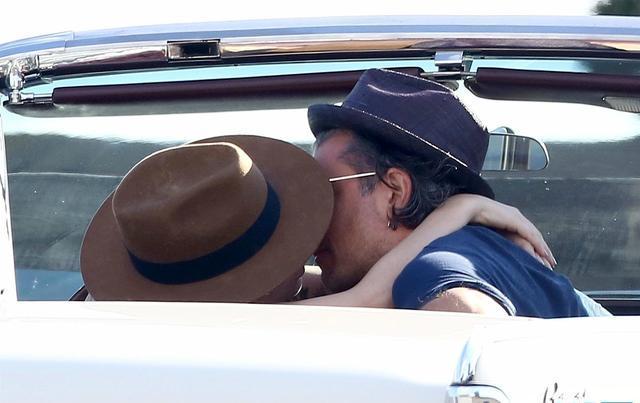 LadyGaga和新男友比伯经纪人海滩度假 两人亲吻缠绵大秀恩爱