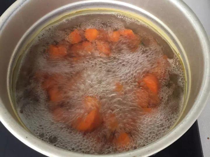 胡萝卜泡水来一碗, 花喝了变的红艳艳, 根都撑爆了盆!