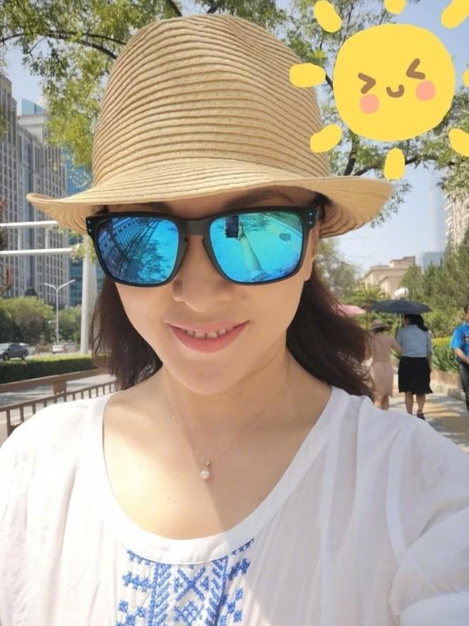 她是央视美女主持人, 以“零失误”著称, 嫁神秘富豪老公让人羡慕