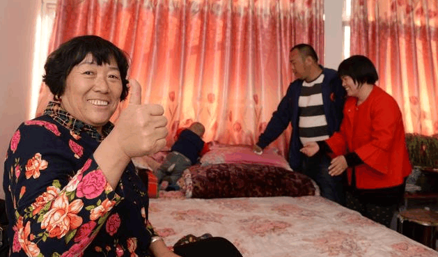 未婚先孕彩礼从20万降到2万, 婚礼当天, 儿媳的话让婆婆丢尽脸