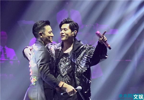 天王见天王 刘德华惊喜助阵周杰伦演唱会粉丝激动尖叫
