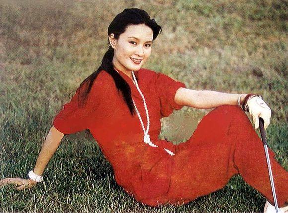 她是80年代的酒窝影后, 曾用英语主持春晚, 为小10岁男星弃夫