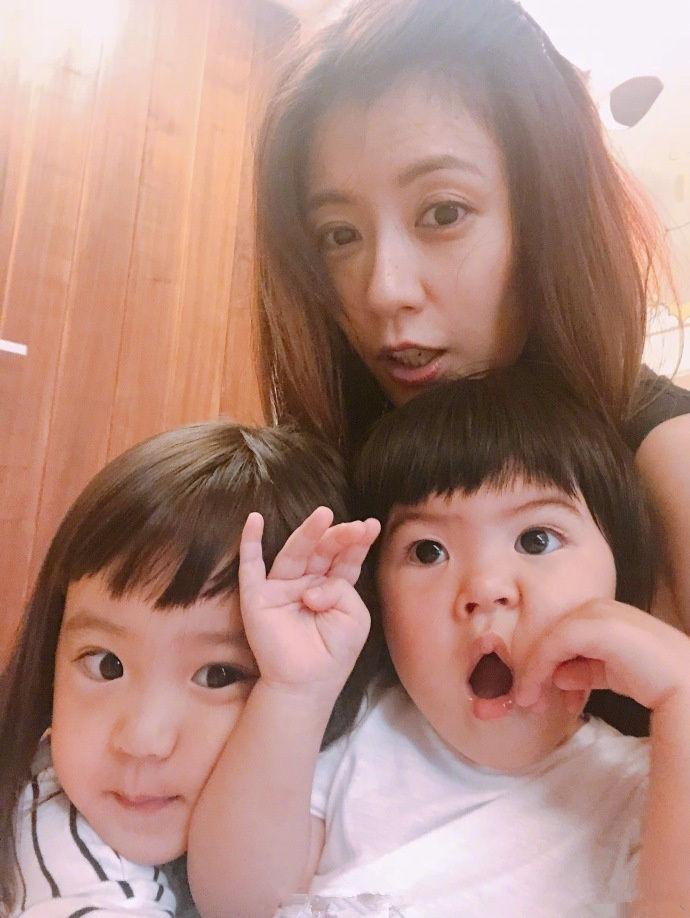 贾静雯怀抱女儿搞怪合照 咘咘新造型扮鬼脸刘海超萌