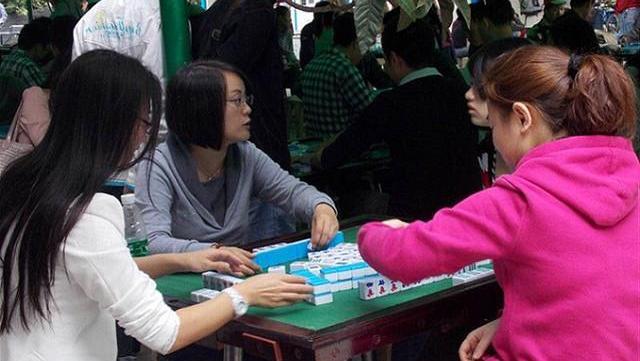 宝妈痴迷于麻将留孩子独自在家睡觉, 看到孩子后, 全家气的想揍妈妈!